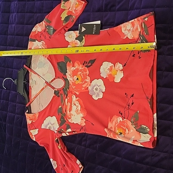 Guess red floral top NWT size M - Picture 15 of 15